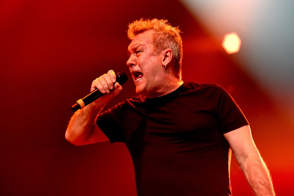 Jimmy Barnes singing